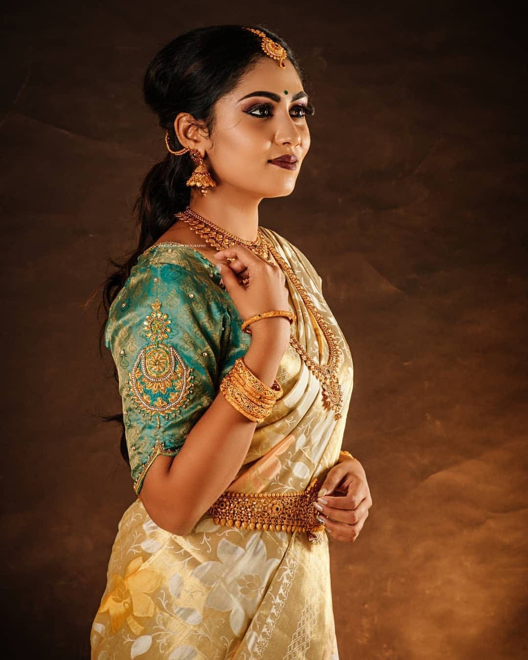 Serial Actress Sreethu Krishnan Stunning in Traditional Saree