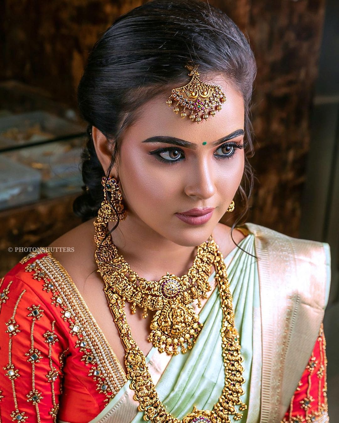 Television Actress Kanmani Manoharan Stuns in Traditional Saree