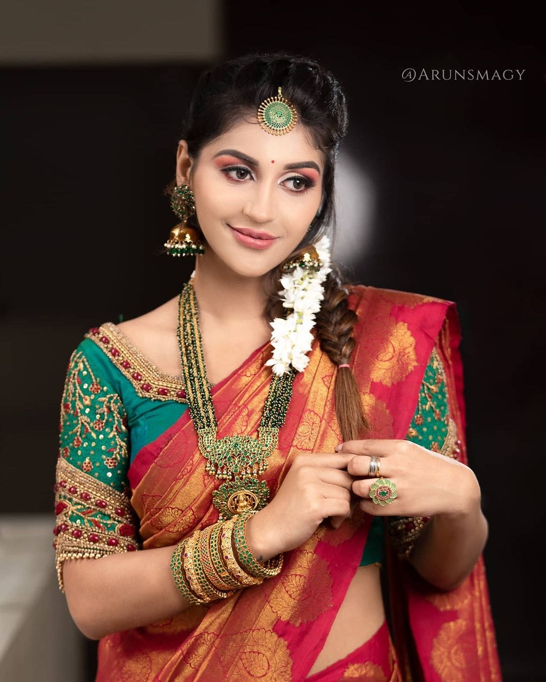 Murattu Single looks Stunning in Saree. Yashika Aannand.