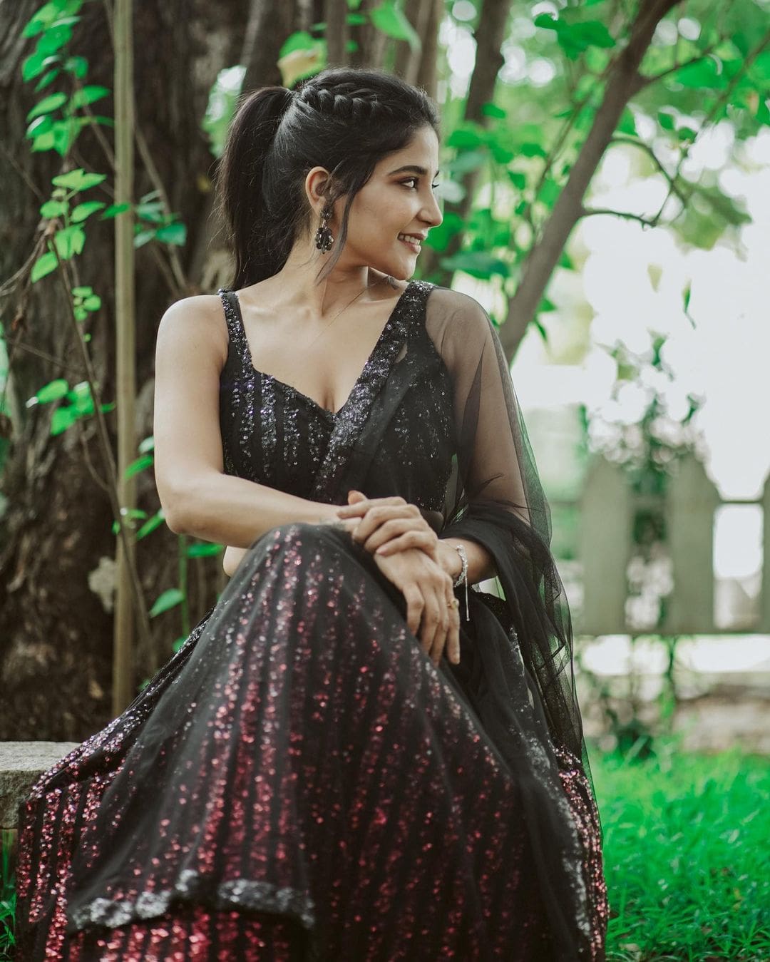 actress in black lehenga