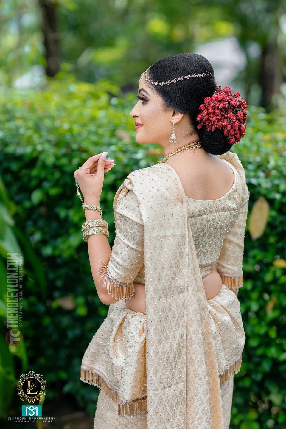 Sri Lankan Model Dulakshi Rathnayaka Photoshoot in Bridal Saree Sri Lankan Model Dulakshi Rathnayaka Photoshoot in Bridal Saree