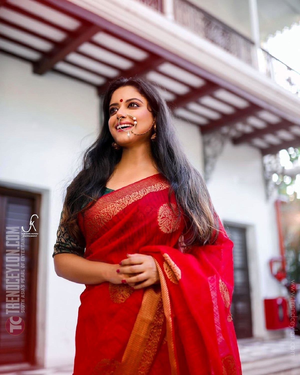 Ullu Actress Sneha Paul looks gorgeous in these saree stills | Trendceylon