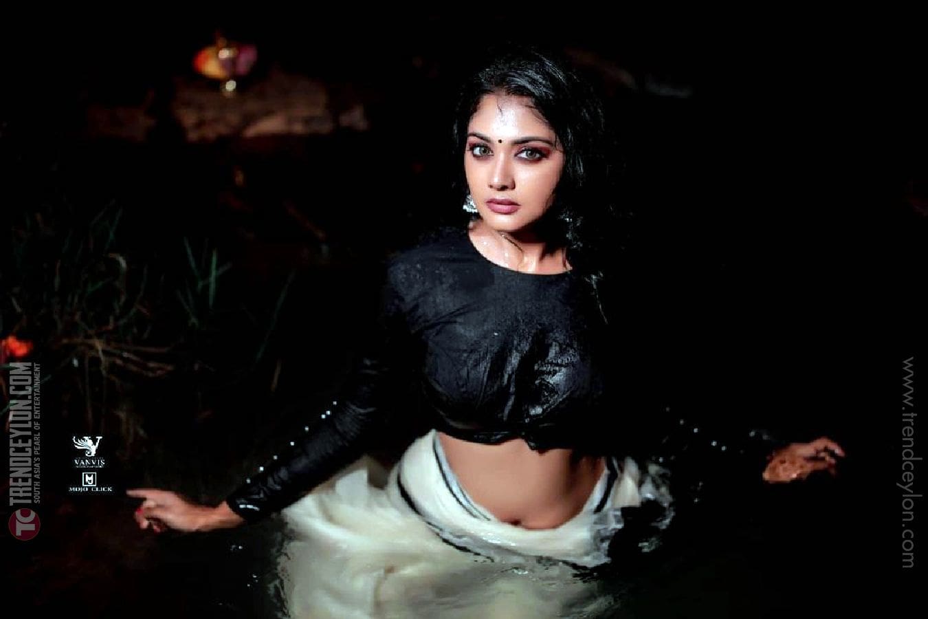 actress in wet saree